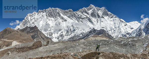 Nepal  Khumbu  Everest-Region  Trekker bei Dingboche  Lhotse und Nuptse im Hintergrund