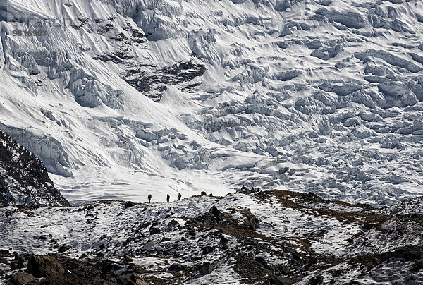 Nepal  Khumbu  Everest-Region  Trekker über Dingboche  Lhotse und Nuptse im Hintergrund