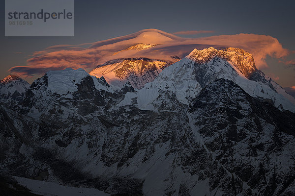 Nepal  Khumbu  Everest Region  Sonnenuntergang am Everest vom Gokyo ri Gipfel