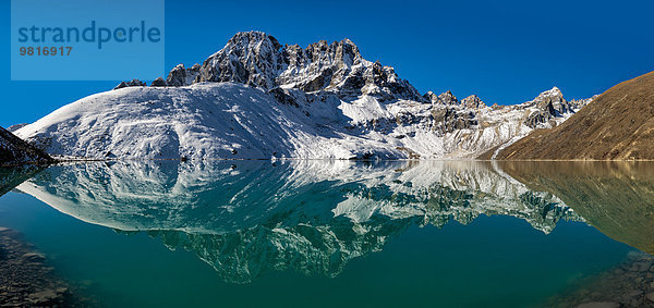 Nepal  Khumbu  Everest Region  Pharilapche reflektiert im Gokyo See