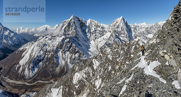 Nepal  Khumbu  Everest-Region  Bergsteiger auf dem Pokalde Gipfel