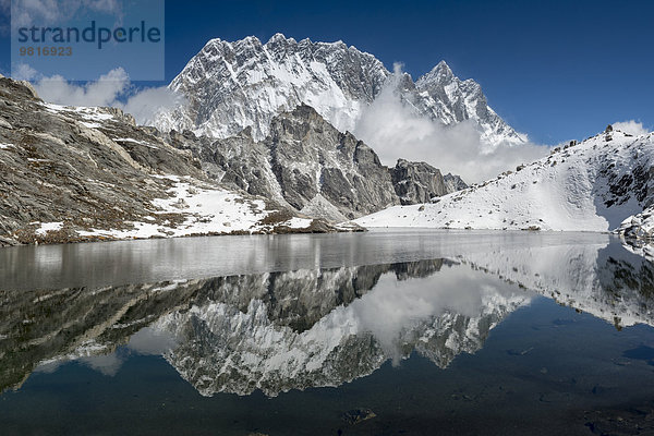 Nepal  Khumbu  Everest-Region  Spiegelung von Lhotse und Nuptse im See
