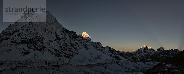 Nepal  Khumbu  Everest-Region  Amphu Gyabjen mit Ama Dablam und Taboche bei Sonnenaufgang