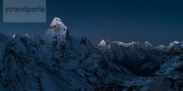 Nepal  Khumbu  Everest-Region  Sonnenaufgang auf Ama Dablam vom Inselgipfel aus