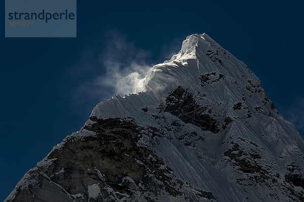 Nepal  Khumbu  Everest Region  Ama Dabalm Gipfel mit starken Winden