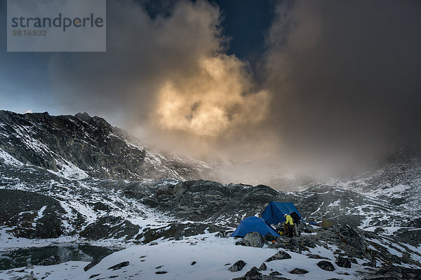 Nepal  Khumbu  Everest-Region  Pokalde-Basislager bei Sonnenuntergang