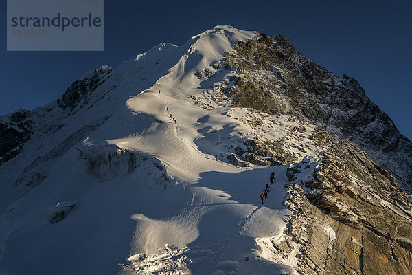 Nepal  Khumbu  Everest-Region  Bergsteiger auf dem Lobuche-Gipfel