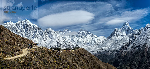 Nepal  Khumbu  Everest-Region  Namche Bazaar  Blick ins Khumbu-Tal mit Everest und Ama Dablam