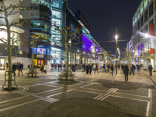 Deutschland  Hessen  Frankfurt  Menschen in der Einkaufsstraße Zeil