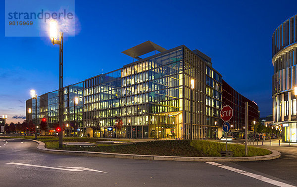 Deutschland  Hessen  Frankfurt  Europaviertel  Bank BNP Paribas am Abend