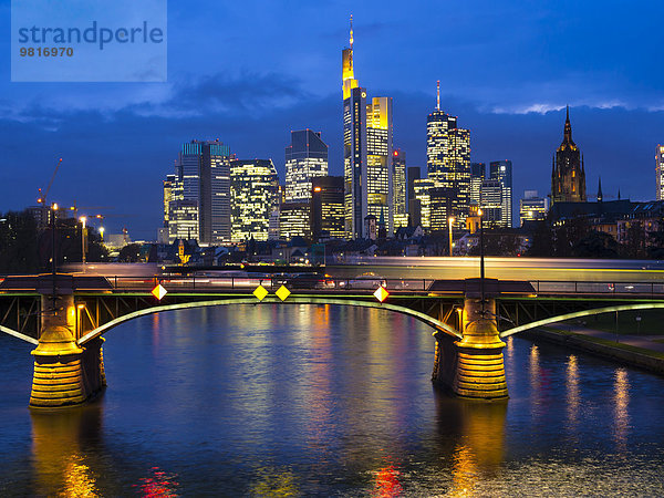 Deutschland  Frankfurt  Main mit Ignatz-Bubis-Brücke  Skyline des Finanzbezirks im Hintergrund