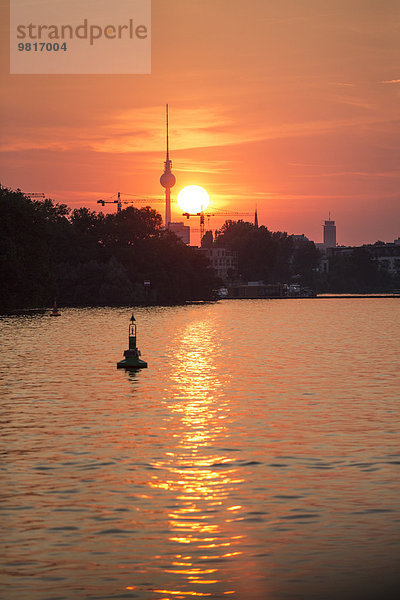 Deutschland  Berlin  Blick auf die Spree bei Sonnenuntergang mit Fernsehturm im Hintergrund