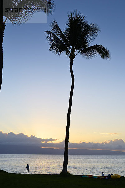 USA  Hawaii  Maui  Kaanapali  Sonnenuntergang im Kahekili Beach Park und Insel Lanai im Hintergrund