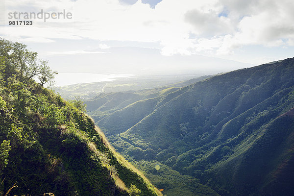 USA  Hawaii  Maui  Blick vom Waihee Ridge Trail nach Kahului und Haleakala
