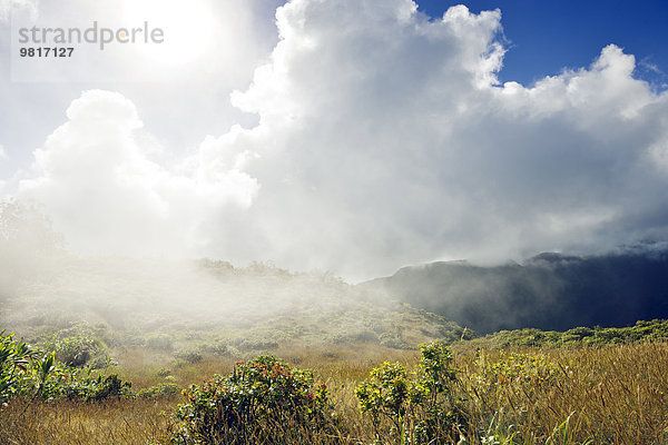 USA  Hawaii  Maui  West Maui Mountains mit Wolken vom Waihee Ridge Trail aus gesehen.