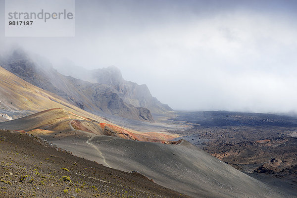 USA  Hawaii  Maui  Haleakala  Vulkanlandschaft mit Wolken und Schlackenkegeln