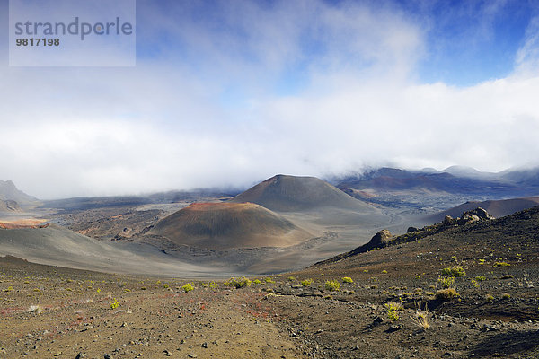 USA  Hawaii  Maui  Haleakala  Vulkanlandschaft mit Wolken und Schlackenkegeln