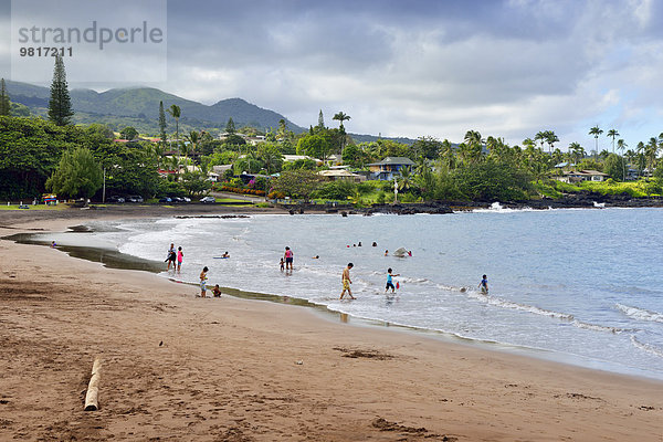 USA  Hawaii  Maui  Hana Beach Park  Strand mit rötlichem Sand