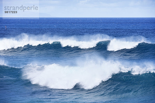 USA  Hawaii  Maui  Wellen am Hookipa Strand