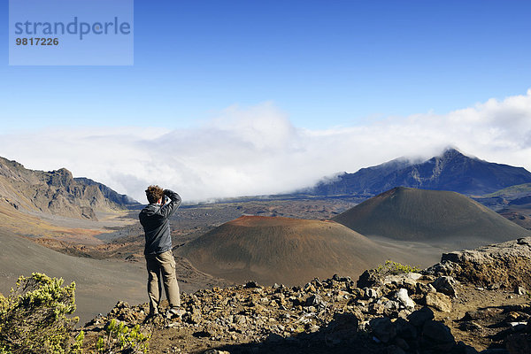 USA  Hawaii  Maui  Haleakala  Mann fotografiert Vulkanlandschaft mit Schlackenkegeln