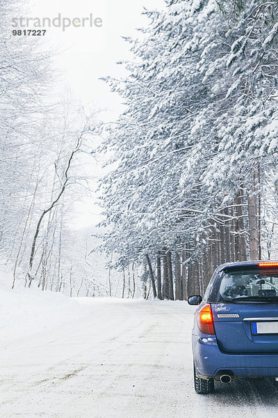 Bulgarien  Vitosha  Auto auf verschneiter Straße