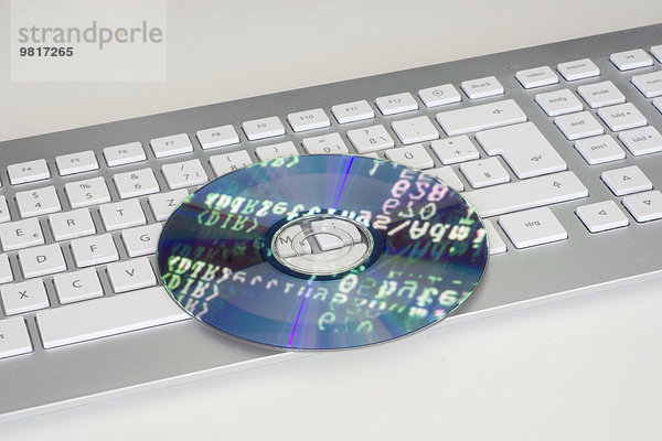 Compact Disc mit Programmiercode auf der Tastatur