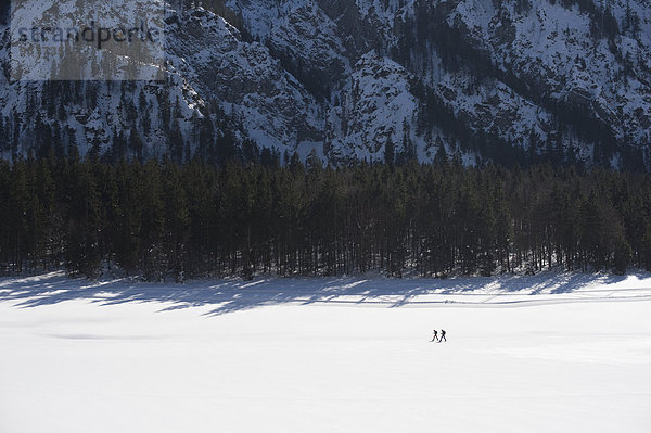 Deutschland  Bayern  Ruhpolding  Mittersee  zwei Personen Schneeschuhwandern in der Winterlandschaft