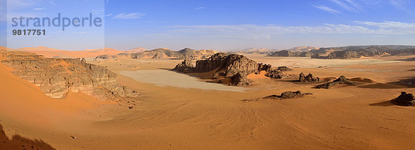Afrika  Algerien  Sahara  Tassili N'Ajjjer Nationalpark  Sandsteinfelsen und Sanddünen bei Ouan Zaouatan