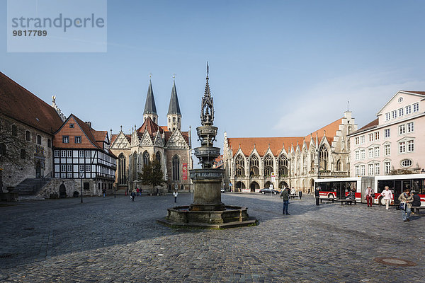 Deutschland  Braunschweig  Blick auf den Altstadtmarkt mit Marienbrunnen  Kirche St. Martini und Rathaus