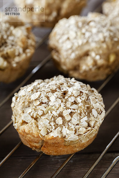 Apfel-Hafer-Muffins auf Kühlgitter