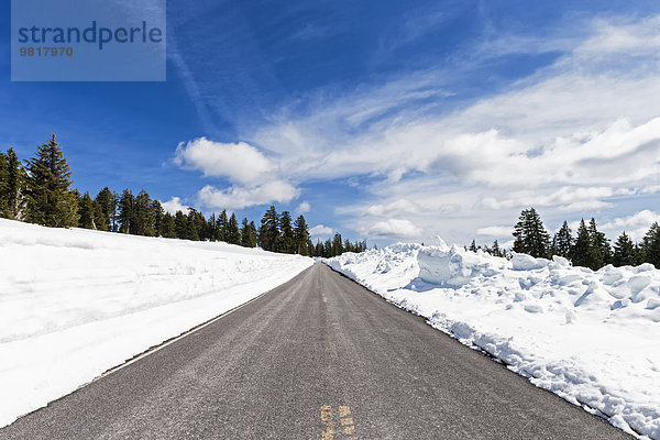 USA  Oregon  Crater Lake National Park  Vulkan Mount Mazama  Rim Drive am Crater Lake im Winter