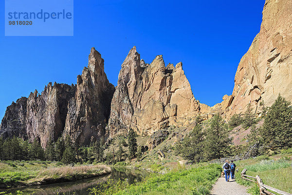 USA  Oregon  Deschutes County  Smith Rock State Park am Crooked River  Trail mit Wanderern am Smith Rock