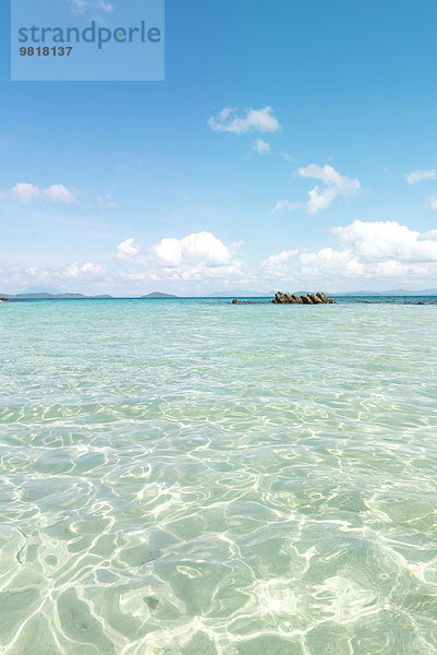 Philippinen  Palawan  El Nido  klares türkisfarbenes Wasser  blauer Himmel und eine kleine Insel