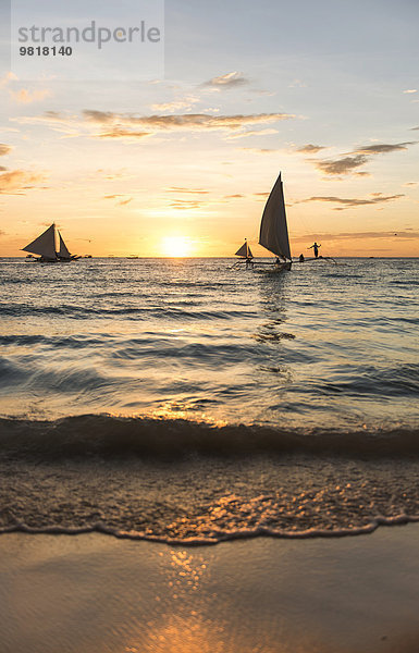 Philippinen  Boracay  Sonnenuntergang mit Segelbooten