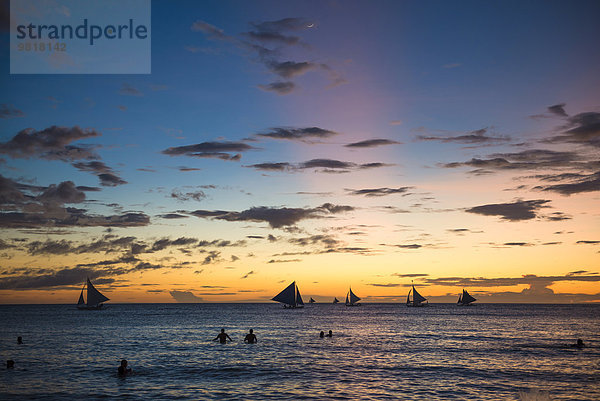 Philippinen  Boracay  Sonnenuntergang mit Segelbooten