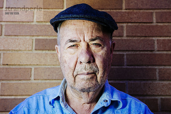 Porträt eines ernsthaften alten Mannes mit Baskenmütze