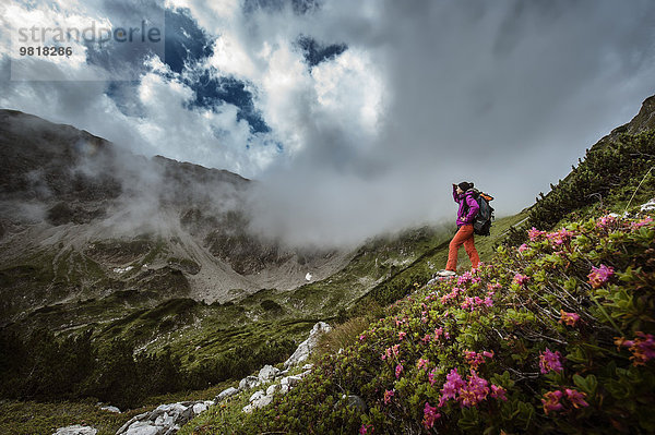 Österreich  Altenmarkt-Zauchensee  Niedere Tauern  junge Frau genießt Aussicht