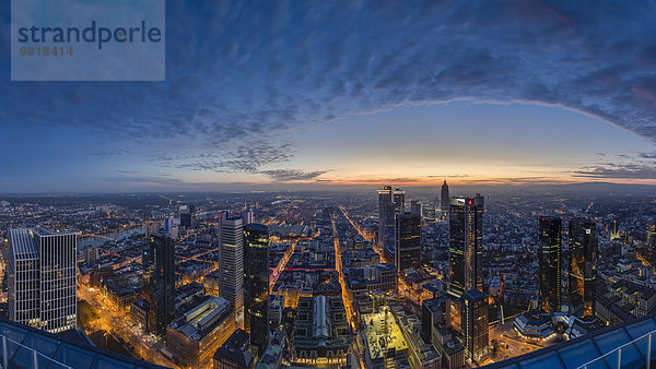 Deutschland  Frankfurt  Blick über die beleuchtete Stadt bei Sonnenuntergang von oben