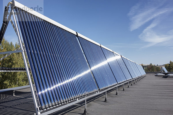 Estland  Sonnenkollektoren auf dem Dach des neu gebauten Kindergartens