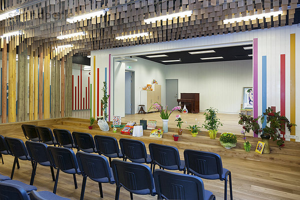 Estland  Veranstaltungsraum mit Bühne eines neu gebauten Kindergartens