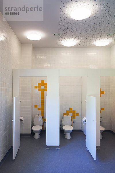 Estland  Toiletten in einem neu gebauten Kindergarten