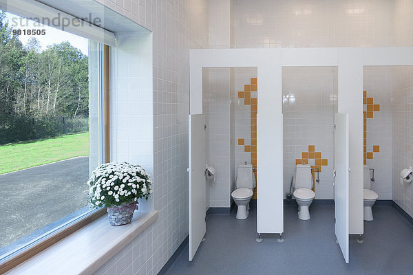 Estland  Toiletten in einem neu gebauten Kindergarten