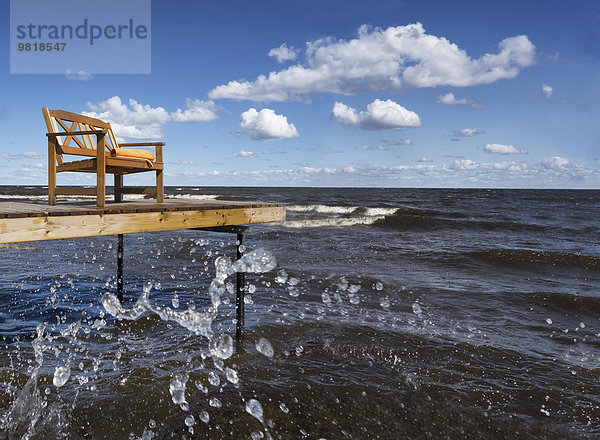 Estland  Tartu  Peipussee  Holzbank auf einem Pier stehend