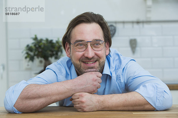 Porträt eines lächelnden Mannes mit altmodischer Brille