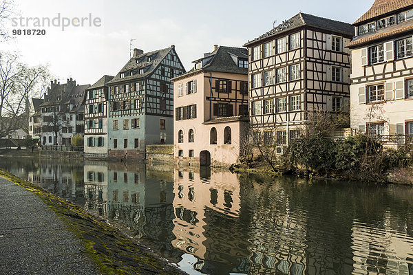 Frankreich  Straßburg  La Petite France  alte Gebäude am Flussufer von Ill