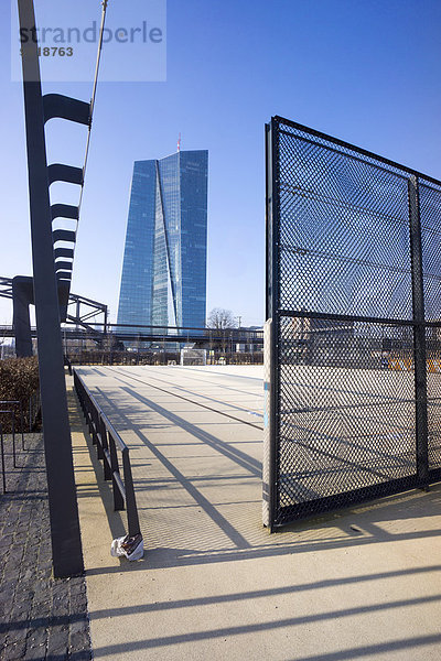 Deutschland  Frankfurt  Blick auf die Europäische Zentralbank mit Freizeitanlage im Vordergrund
