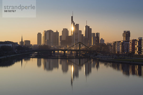Deutschland  Frankfurt  Skyline mit Wasserspiegelung am Main im Vordergrund