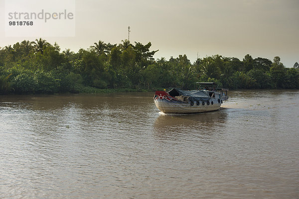 Vietnam  Mekong  Frachtschiff im Mekong-Delta