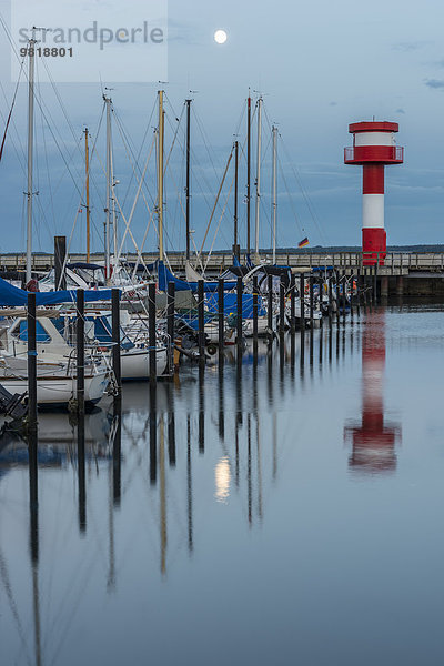 Deutschland  Eckernförde  Hafen mit Leuchtturm bei Vollmond