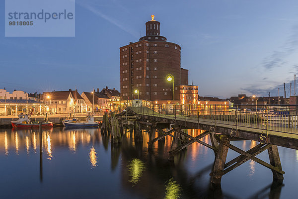 Deutschland  Eckernförde  Altstadt mit Silo bei Nacht